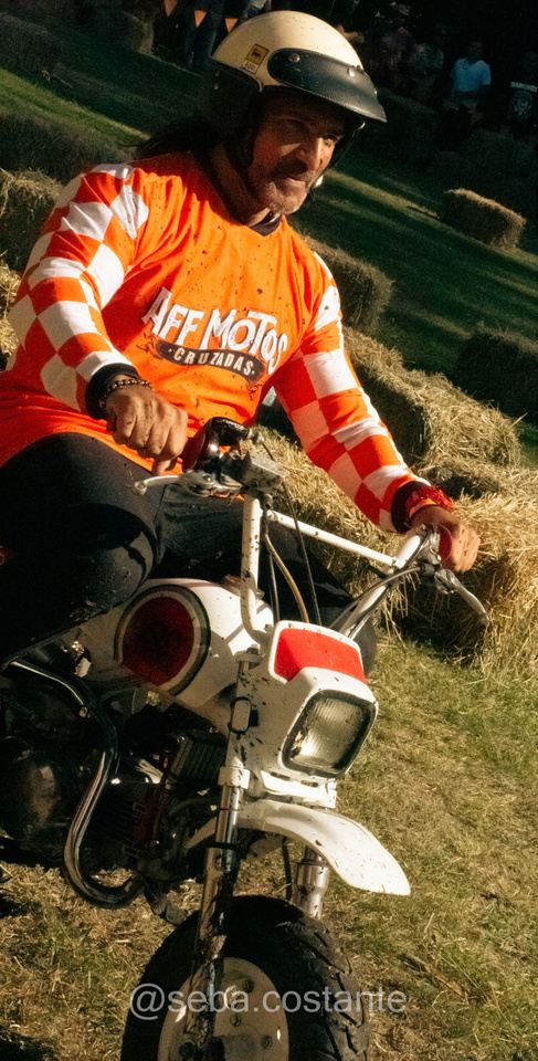 Piloto con jersey AFF Motos