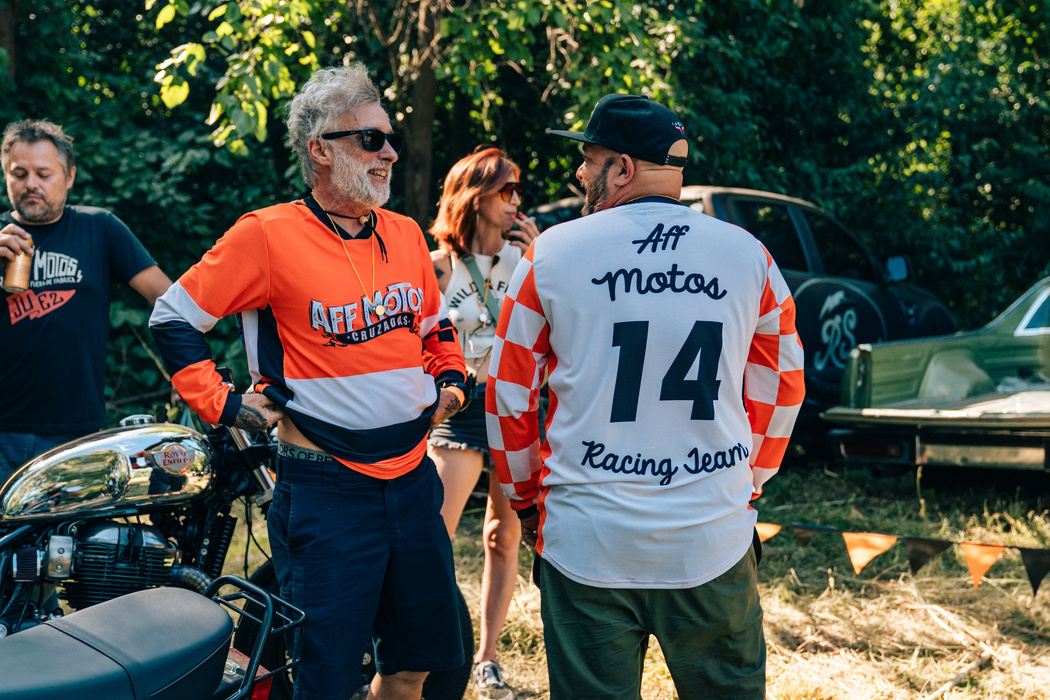 Equipo con jerseys AFF Motos Racing Team
