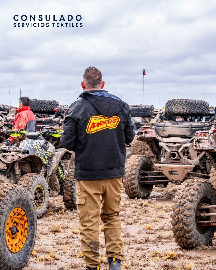 Campera Can-Am en Malargüe junto a los vehículos