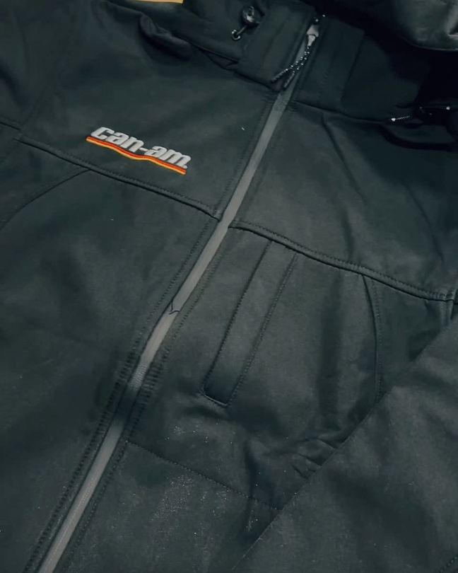 Detalle de logo Can-Am en campera